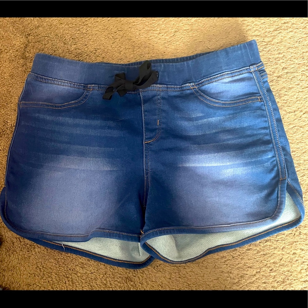 No boundaries shorts. Super stretchy